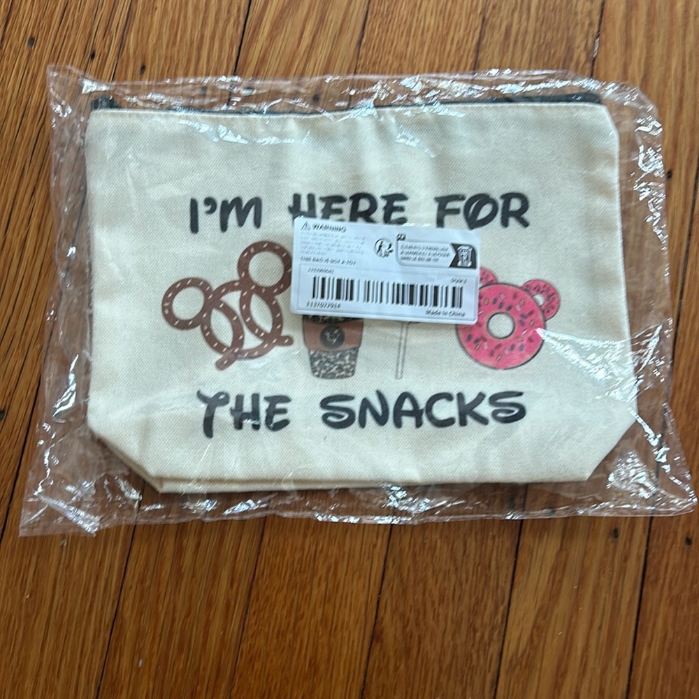 NWT snacks make up bag🥨🍩🍭